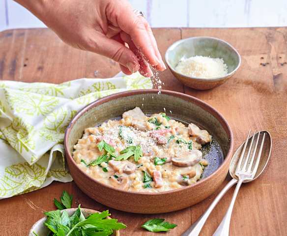 Risotto d'orge au jambon fumé et aux champignons