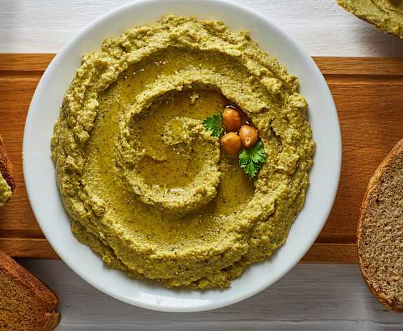 Hummus di ceci e broccoli con pane integrale tostato Hummus di ceci e broccoli con pane integrale tostato