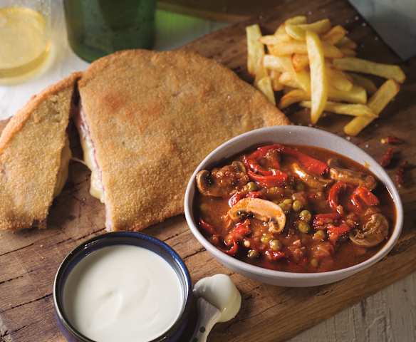 Cachopo asturiano con salsa Cabrales y salsa de carne Cachopo asturiano con salsa Cabrales y salsa de carne