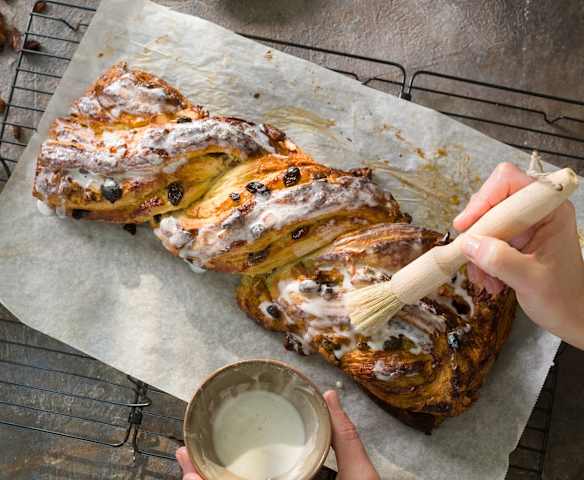 Trenza glaseada de crema y frutos secos