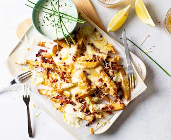 Patatas fritas con beicon y queso (bacon cheese fries) y salsa ranchera