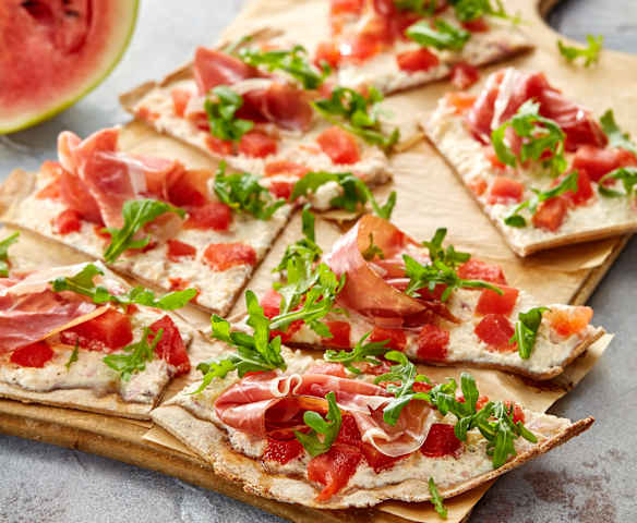 Flammkuchen mit Melone und Serrano Flammkuchen mit Melone und Serrano