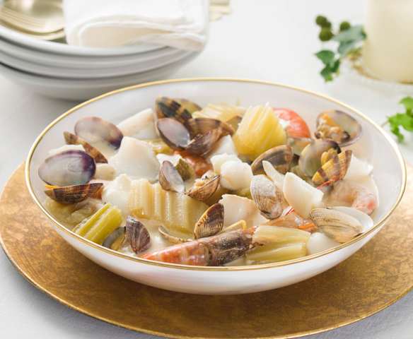 Cardo con almejas, langostinos y bacalao