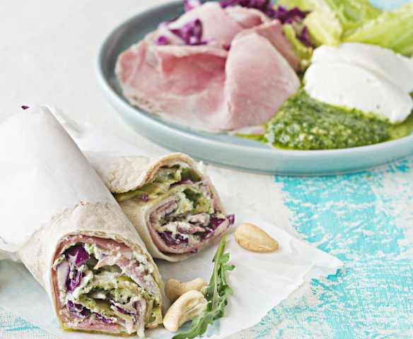 Rollos de jamón cocido con pesto de rúcula