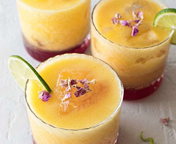 Ponche de ron, coco y mango