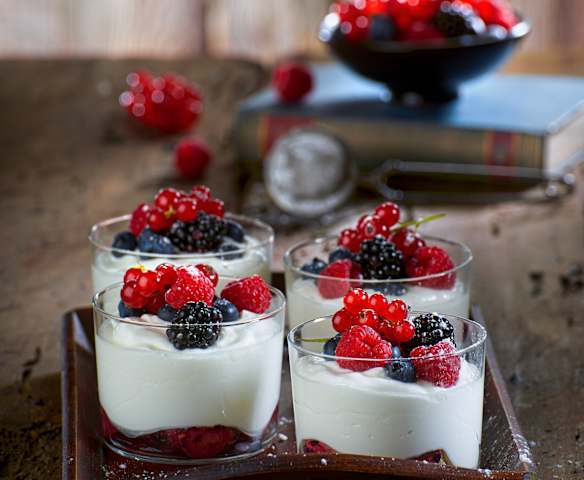 Tiramisù yogurt greco e frutti di bosco
