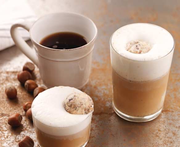 Espuma de leite com café e gelado de avelã