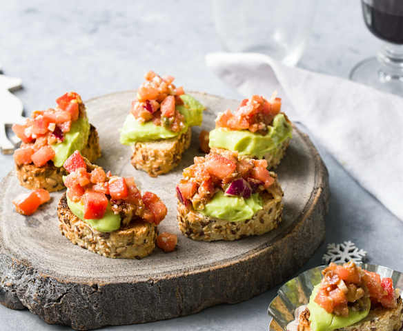 Minitostas de falso tartar de tomate Minitostas de falso tartar de tomate