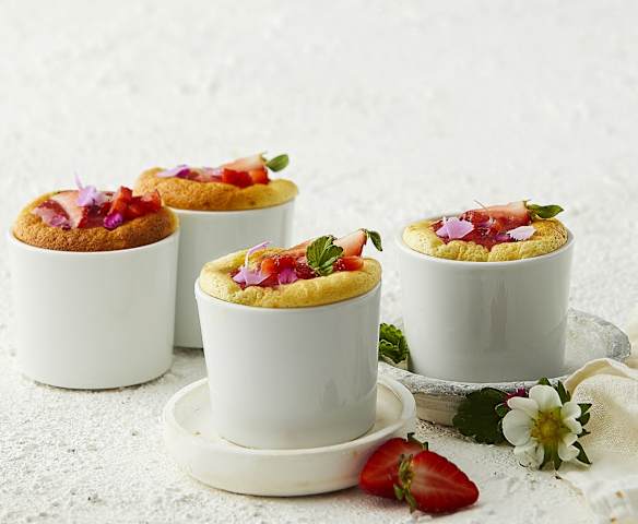 Mini soufflé di ricotta con coulis di fragole