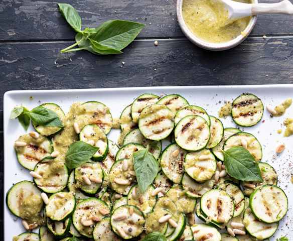 Zucchine grigliate con condimento limone e basilico