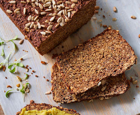 Schwarzbrot mit Sonnenblumenkernen