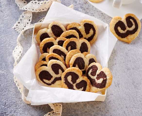 Schwarz-Weiß-Gebäck-Herzen