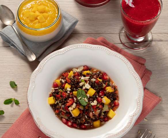 Menü: Geeister Himbeerdrink, fruchtiger Linsensalat & Kokospudding