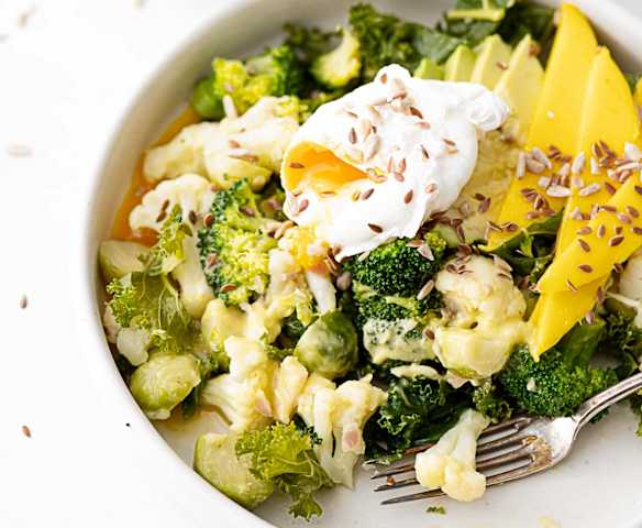 Salade chaude de choux de Bruxelles à la mangue, avocat et œufs pochés