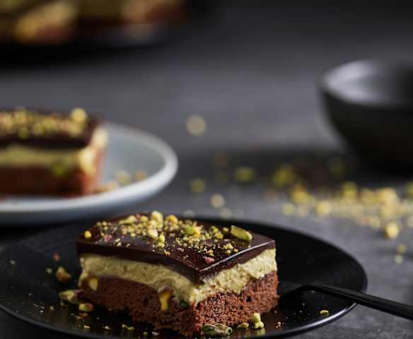 Tarta de chocolate con crema de pistachos y glaseado espejo