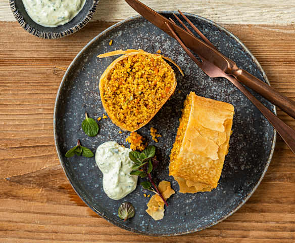 Gemüse-Couscous-Strudel mit Joghurtsauce Gemüse-Couscous-Strudel mit Joghurtsauce