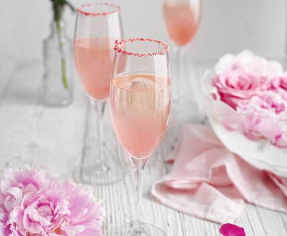 Bezalkoholowy różowy drink (Virgin pink mimosa)