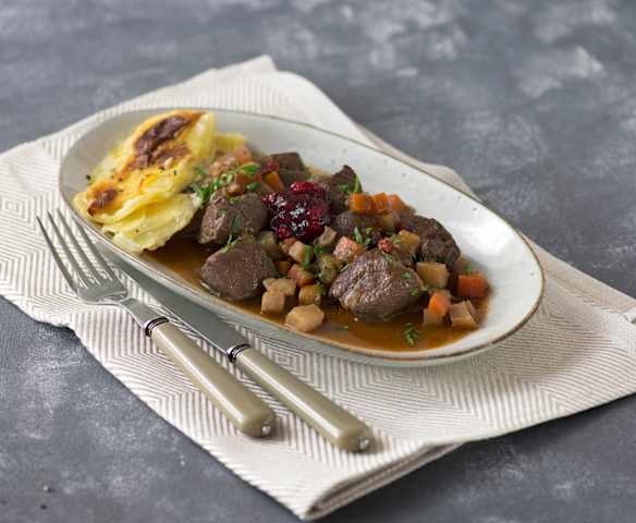 Rehragout mit Wurzelgemüse und Rahmerdäpfeln