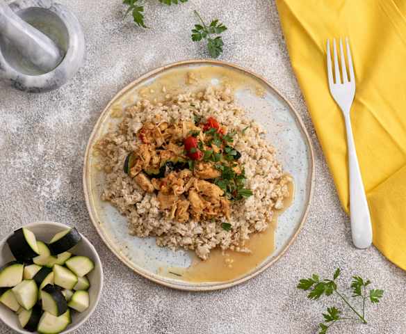 Kurczak curry z „ryżem” z kalafiora