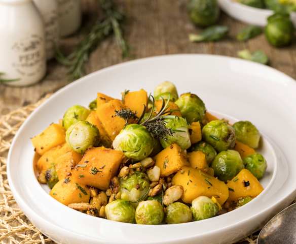 Insalata tiepida di cavoletti, zucca e mandorle Insalata tiepida di cavoletti, zucca e mandorle