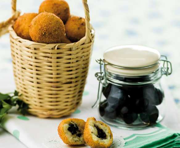 Bolinhos de bacalhau recheados com azeitona