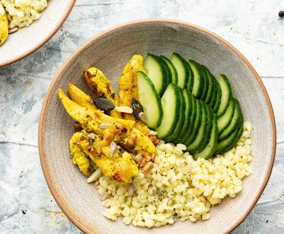 Insalata di cetrioli con cereali e pollo