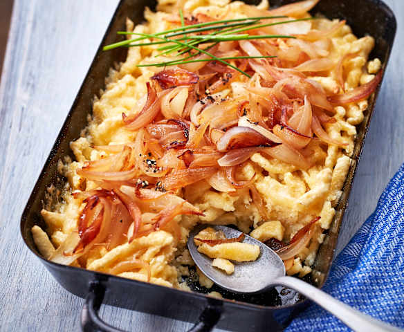 Käsespätzle mit gebratenen Zwiebeln Käsespätzle mit gebratenen Zwiebeln