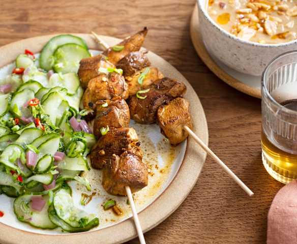 Brochettes de poulet sauce satay et salade de concombres