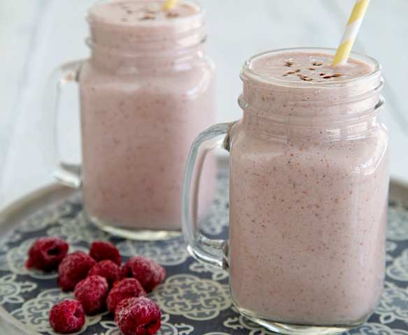 Smoothie με μπανάνα, σμέουρα και ταχίνι