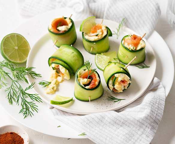 Rollitos de pepino con ensalada de huevo y salmón ahumado