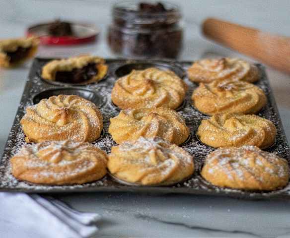 Viennese whirl mince pies