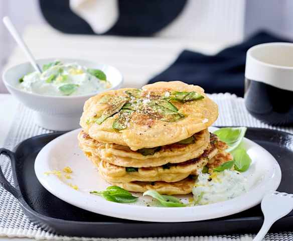 Zucchini-Schinken-Pancakes mit Kräuter-Senf-Schmand