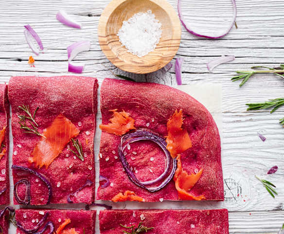 Focaccia de beterraba com salmão fumado Focaccia de beterraba com salmão fumado