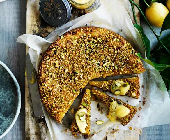 Pistachio and lemon curd cake