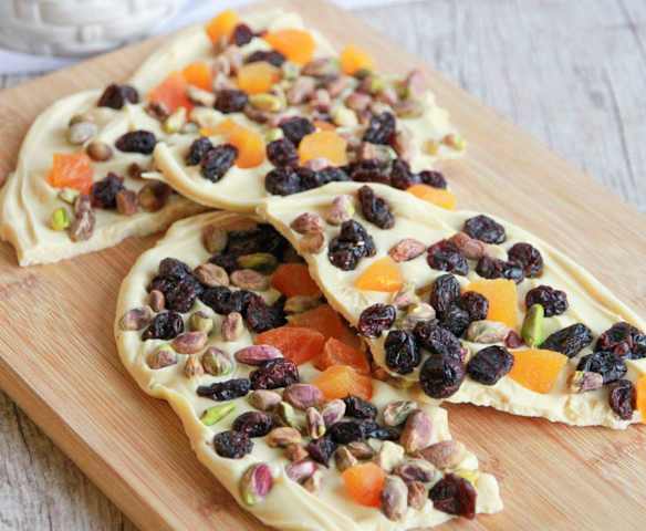 Barra de chocolate branco com pistache e berries