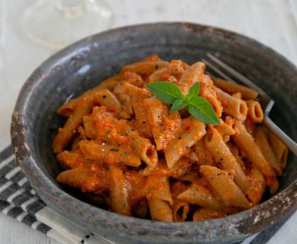 Μακαρόνια ολικής με ωμοφαγική σάλτσα ντομάτας