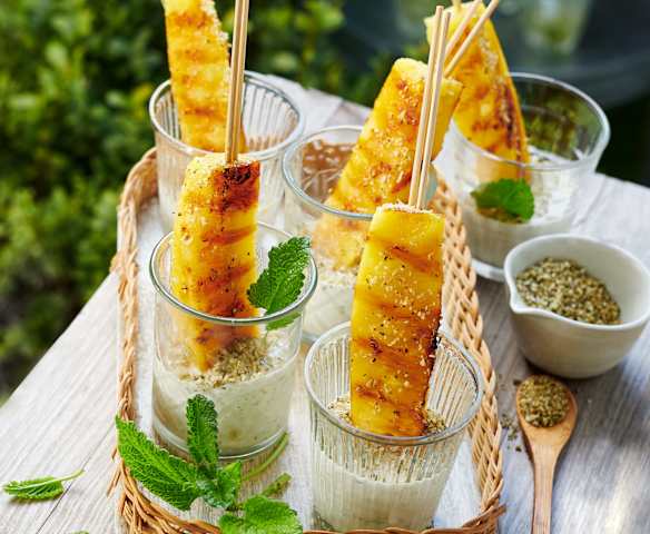 Karamellisierte Ananas mit Minzjoghurt