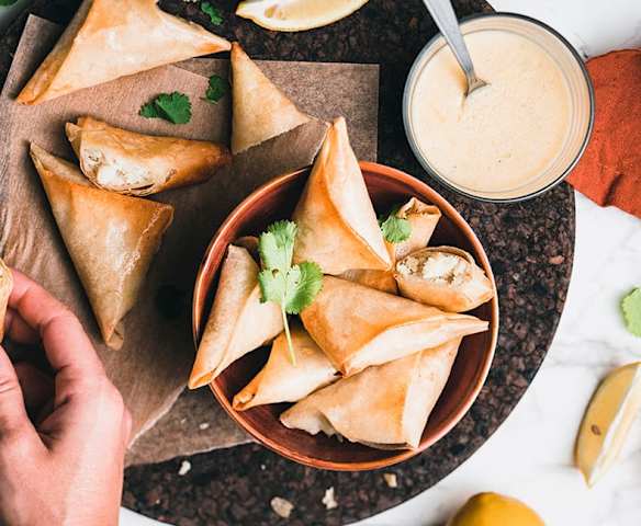 Samoussas de cabillaud, coriandre, oignon, sauce cheddar