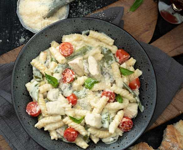 Fusilli con pollo y verduras Fusilli con pollo y verduras