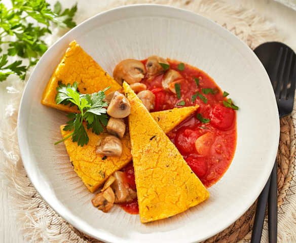Polenta-Ecken mit Tomatenragout und Pilzen Polenta-Ecken mit Tomatenragout und Pilzen