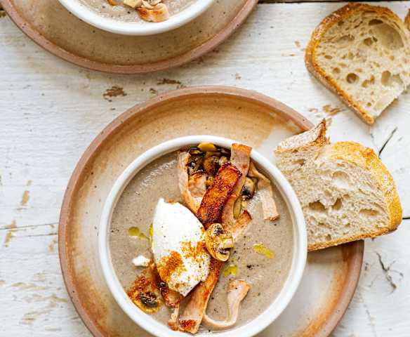 Soupe de champignons, bacon grillé et fromage frais