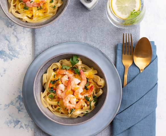 Makaron z krewetkami w pomarańczowym sosie