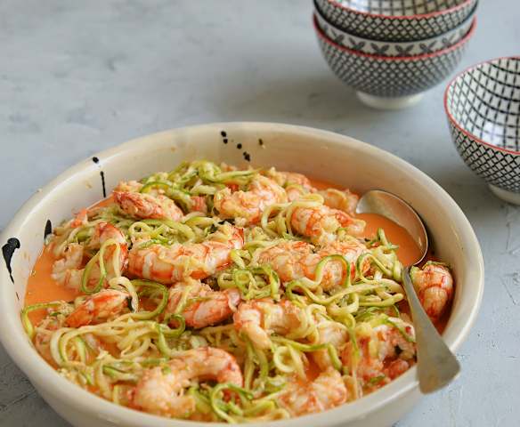Fideos de zucchini con langostinos al estragón y manteca de lima