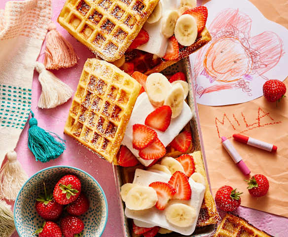 Waffel-Eis-Sandwiches mit Früchten