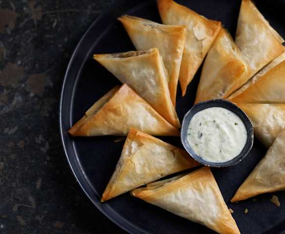 Samosas di melanzane e lenticchie con salsa allo yogurt e menta Samosas di melanzane e lenticchie con salsa allo yogurt e menta
