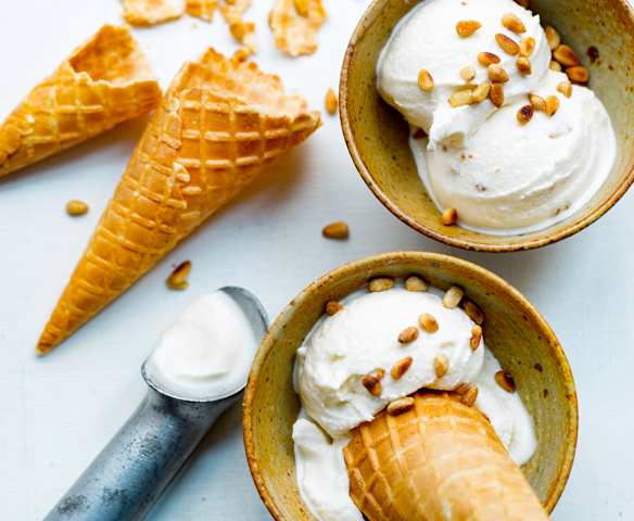 Glace au yaourt, miel et pignon