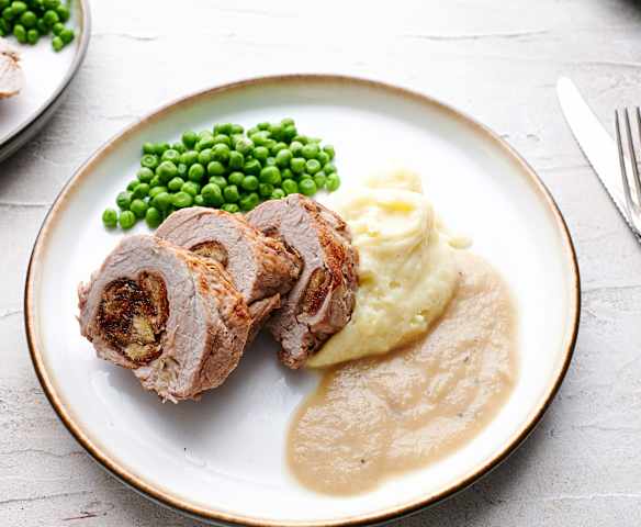 Filetto di maiale ripieno di datteri con salsa allo scalogno Filetto di maiale ripieno di datteri con salsa allo scalogno