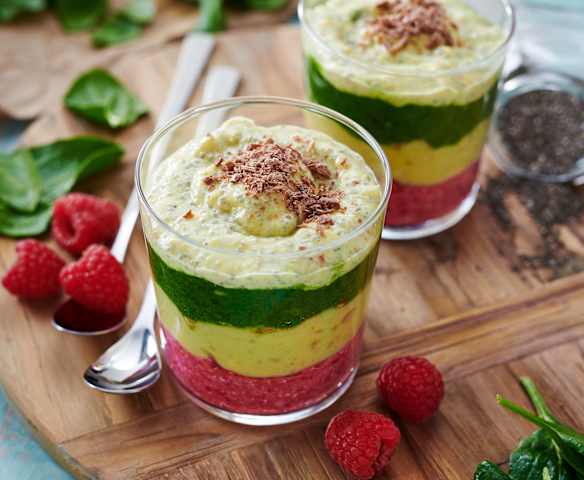 Layered Mousse mit Spinat, Himbeeren und Avocado
