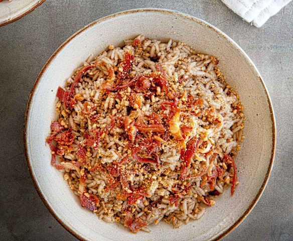 Arroz agridulce con maní y tocino