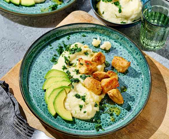Blumenkohl-Stampf mit Hähnchen und Avocado